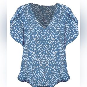 Women’s Top XL Petal Print Blue White Blouse Short Sleeve V Neck Light Fabric